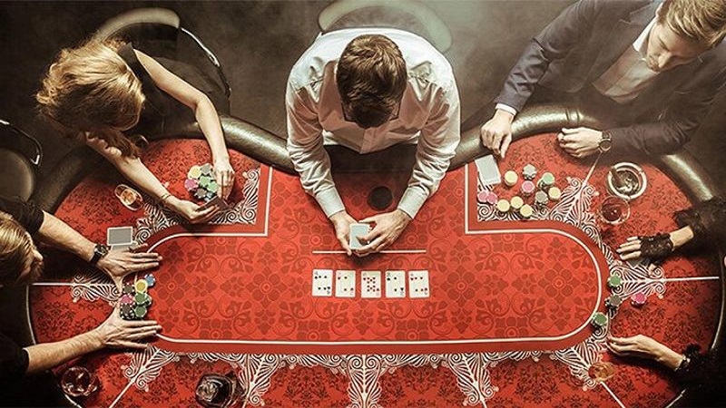 Trò chơi trải qua 04 lượt phát bài poker